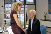 Robert (Mathieu Carrière, r.) teilt Maja (Barbara Lanz, l.) mit, dass er die Konsequenzen aus seinem Versagen ziehen will.