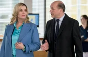 Zum Leidwesen von Wolfgang Berger (Horst Günter Marx, r. mit Komparsin) verfolgt Sarah Marquardt (Alexa Maria Surholt, l.) einen Racheplan.