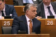 Premierminister Viktor Orbán nutzt freie Wahlen und gesetzliche Reformen, um demokratische Institutionen zu schwächen und eine Einparteienherrschaft zu etablieren.