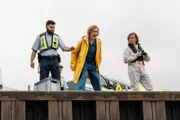 Als die Binnenschifffahrtskapitänin Deborah Brügge (Friederike Wagner, M.) am Schiff ankommt, trifft sie der Schock: Ihr Kollege und enger Freund liegt tot auf dem Schiffsdeck. Was passierte mit ihm?