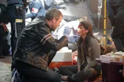 Dr. House (Hugh Laurie) und seine Kollegen müssen sich um viele Opfer kümmern, die bei dem Sturz eines Baukrans in ein Haus von den Trümmern verletzt wurden.