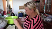 Sandra verarbeitet ihren Fang aus Rathenow mühsam zu Fischbouletten.