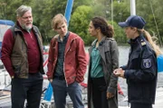 Jasmin Sayed (Sesede Terziyan, 2.v.re.) und Paula Sprenger (Sarina Radomski, re.) informieren den Vorsitzenden des Segelvereins Ludwig Groß (Torsten Münchow, li.) und dessen Neffen Daniel Groß (Max Schimmelpfennig, 2.v.li.) über den Leichenfund.