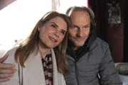 Sascha und Uschi hoffen, dass er bis zur Abreise wieder fit ist. Von links: Uschi Kirchleitner (Silke Popp) und Alexander "Sascha" Wagenbauer (Eisi Gulp).