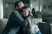 Dr. Thomas Lorenz (Maximilian Brückner) setzt alles daran, das alleinige Sorgerecht für seine Tochter Hanna (Lilli Salonen) zu bekommen.