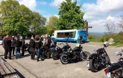Vor allem bei Motorradfahrern gefragt: die Löwensteiner Platte mit Aussichtspunkt und Kiosk.