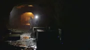 Stollen Ebensee. In einem der Öffentlichkeit nicht zugänglichen gigantischen Stollensystem begeben sich Dr. Johannes Sachslehner und Robert Bouchal auf die Suche nach Relikten der NS-Vergangenheit. Es sind die Spuren der Zwangsarbeiter, die hier unter härtesten Bedingungen für eine unterirdische Verlegung der Raketenproduktion arbeiten mussten.