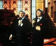 Auf der Bühne gefeiert, dahinter oft allein mit ihren Problemen: Harald Juhnke und Udo Jürgens - zwei unserer Musikstars.