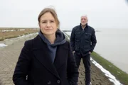 Ann Kathrin Klaasen (Julia Jentsch) und ihr Vater (Ernst Stötzner) gehen zusammen am Meer entlang.