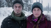 Chris und Jessi Morse in ihrer Hütte am Cosna River im Winter.