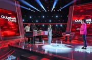 Moderatorin Esther Sedlaczek (r.) mit den Kandidaten des Teams "Mannsbilder": Heino Ferch (l.) und Henning Baum (2.v.l.), beide Schauspieler und der "Quizkönigin" Marie-Louise Finck (M.).