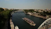 Paris vom Wasser aus. Bei einer Spazierfahrt über die Seine lassen sich die Sehenswürdigkeiten aus einer neuen Perspektive erleben.