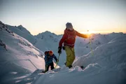 Nadine Wallner und Stefan Häusl steigen am Vorabend der Befahrung des Albonakopfs zu ihrem Basecamp auf.