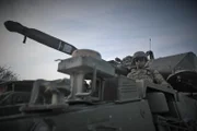 Der Stryker ist ein achträdriger Radschützenpanzer der U.S. Army, der Platz für acht Menschen bietet und über 100 km/h schnell fahren kann. Die Doku zeigt, wie flexibel die Panzer sind und welche technischen Raffinessen das Gefährt ausmachen.