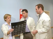 MDR Fernsehen IN ALLER FREUNDSCHAFT FOLGE 227, "Lass uns Freunde bleiben", am Donnerstag um 11:40 Uhr. Die Ärzte sehen sich die CT-Aufnahme von Holger Wenner an. Dr. Kathrin Globisch ist Äußerst betroffen, denn ihr ungutes Gefühl hat sich gestätigt. Ihre Befürchtungen sind zur traurigen Realität geworden: Bei Holger Wenner hat sich ein Tumor im Hirnstamm gebildet. Dr. Kathrin Globisch (Andrea Kathrin Loewig), Dr. Roland Heilmann (Thomas Rühmann) und Dr. Kreutzer (Johannes Steck).