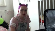 Cindy packt noch ein paar letzte Sachen für das Mutter-Kind-Heim. Von ihren Eltern fühlt sie sich nicht genug unterstützt.
