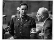 Gustave M. Gilbert (l.) zusammen mit Franz von Papen (r.).