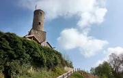Die Burgruine Löwensteiner, umgeben von Wanderwegen.