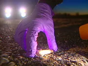 Die Polizei findet die tödliche Patrone am Rand der Autobahn.