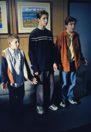 Da den Jungs mit herkömmlicher Erziehung einfach nicht beizukommen ist, entscheiden sich Lois und Hal für eine etwas unkonventionelle Methode: Sie schicken Malcolm (Frankie Muniz, r.), Reese (Justin Berfield, M.) und Dewey (Erik Per Sullivan, l.) zu einem Psychiater.