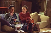 Lorelai (Lauren Graham, l.) muss sich ein Eingeständnis machen, während Christophers Freundin großes Interesse an Rory (Alexis Bledel, r.) zeigt ...