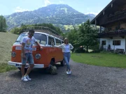 Bulli-Restaurator Mark Linke und Sonja Weissensteiner.