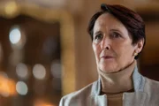 Der Tod ihres Sohnes belastet Carolyn (Fiona Shaw) sehr, auch wenn sie es nicht nach außen zeigt. Denn Carolyn hat nur ein Ziel: die Verantwortlichen zur Strecke bringen.