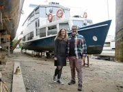 Eva und Sebastian Gehrlein vor ihrem Wohnschiff „Grafenwerth“.