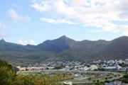Die Stadt Port Louis auf Mauritius ist von Meer und Bergen umgeben.