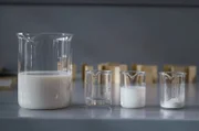 Die Hauptbestandteile von Lacken (von links nach rechts): Bindemittel, Lösemittel, Füllstoff, Additiv – diese „Zutaten“ sind in jedem Lack enthalten.