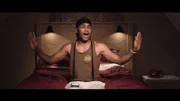 Luis übt in seinem Schlafzimmer für einen Auftritt, bei dem er mit Mimik und Gestik ein bekanntes Lied „darstellt“.