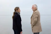 Ann Kathrin Klaasen (Julia Jentsch) und ihr Vater (Ernst Stötzner) stehen sich am Meer gegenüber und unterhalten sich.