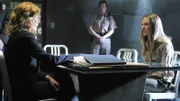 Catherine (Marg Helgenberger, l.) vernimmt Nora (Evan Rachel Wood), die Tochter des Verdächtigen Daniel Easton, die in ihren eigenen Vater verliebt ist. Hat sie ihre Mutter aus Eifersucht getötet?