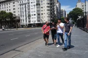 Buenos Aires in Argentinien. In der Stadt in der Nähe des Parlamentsgebäudes treffen der Sänger Pablo Grande und sein musikalischer Leiter Arno Koch auf zwei alte Freunde von Pablo und wollen sich gemeinsam ihre ehemalige WG anschauen.