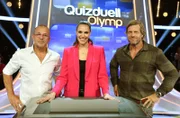 Quizmasterin Esther Sedlaczek (M.) mit den Kandidaten des Teams "Mannsbilder": Heino Ferch (l.) und Henning Baum (r.), beide Schauspieler.