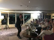 Patrick Lindner singt in der Schiffs-Lounge.