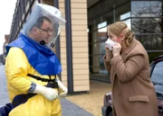 MDR Fernsehen IN ALLER FREUNDSCHAFT FOLGE 639, "Ostern mit Tücken". Bei dem Patienten Florian Pohl wird hämorrhagisches Fieber vermutet. Aufgrund der hohen Ansteckungsgefahr müssen alle, die Kontakt zu ihm hatten, vorläufig auf eine Isolierstation. Pfleger Hans-Peter Brenner zählt nicht zu den Betroffenen. Jedoch muss er Katharina Nowak in Empfang nehmen, die als enge Kollegin von Pohl auf jeden Fall zum Kreis der möglichen Angesteckten zählt. Katharina ist sichtlich erschrocken und sorgt sich sehr um Florian.