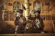 Judith Richter (l.) und Isabell Polak (r.) als "Mary Read" und die berüchtigte Piratin "Anne Bonny".