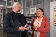 Mit Frau Graseggers (Ursula Maria Burkhart, r.) selbstgemachtem Johannisbeergelee soll Kommissar Stadlers (Dieter Fischer, l.) Hirschgulasch besonders gut schmecken.