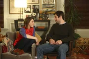 Sue (Eden Sher, l.); Professor Grant (Josh Cooke, r.)