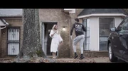 Luis und seine Freund*in Mosito proben die Performance zu einem bekannten Lied und haben Spaß beim Tanz.