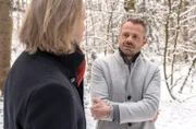 Erik (Sven Waasner, r. mit Erich Altenkopf, l.) fühlt sich sichtlich unwohl in seiner Haut.