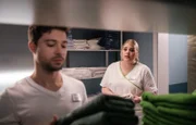 Schwester Miriam (Christina Petersen) will ihren Freund und Kollegen Kris Haas (Jascha Rust) schon den ganzen Tag etwas fragen, doch immer kommt etwas dazwischen. Als sie ihn endlich erwischt, platzt es aus ihr heraus und Kris ist sprachlos.