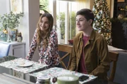 L-R: Taylor (Sedona James) und Ray DiMeo (Mason Cook)