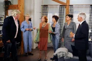 ARD ROTE ROSEN FOLGE 1123. Jan Dieck (Heinrich Rolfing, l.), Katja (Saskia Valencia, 2.v.l.), Johanna (Brigitte Antonius, 3.v.l.), Merle (Anja Franke, 3.v.r.) Anne (Caroline Kiesewetter, 2.v.l.) und Thomas (Gerry Hungbauer, r.) suchen nach einer Lösung zur Rettung des Hanse-Tag.