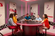 Im "Young Crime"-Studio diskutiert Moderator Chinedu Melcher (Mitte) mit Denis (2.v.l.), Lina (2.v.r.) und Roman (rechts) über Homophobie. Jugendrichterin Wenke Stolter (links) unterstützt mit juristischen Fakten.