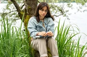 Lale (Yeliz Simsek) bereitet sich gefasst auf den Abschied von Theo vor.