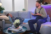 Bambi (Ben Heinrich) erstellt für Nuray (Lilay Huser) zu deren Irritation ein ganz spezielles Blutdrucksenk-Programm.