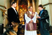 Kommissar Brandtner (Gedeon Burkhard, l.) und Christian Böck (Heinz Weixelbraun, r.) befragen den Pfarrer Hannes Auer (Otto Tausig, M.) zu dem Fall.