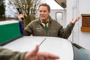 Hubert (Christian Tramitz) erklärt Girwidz, dass er selbst keinen Scheidungsanwalt hatte – es gab nichts zu holen.